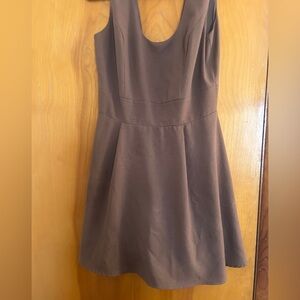 Short brown dress with open back and bow design